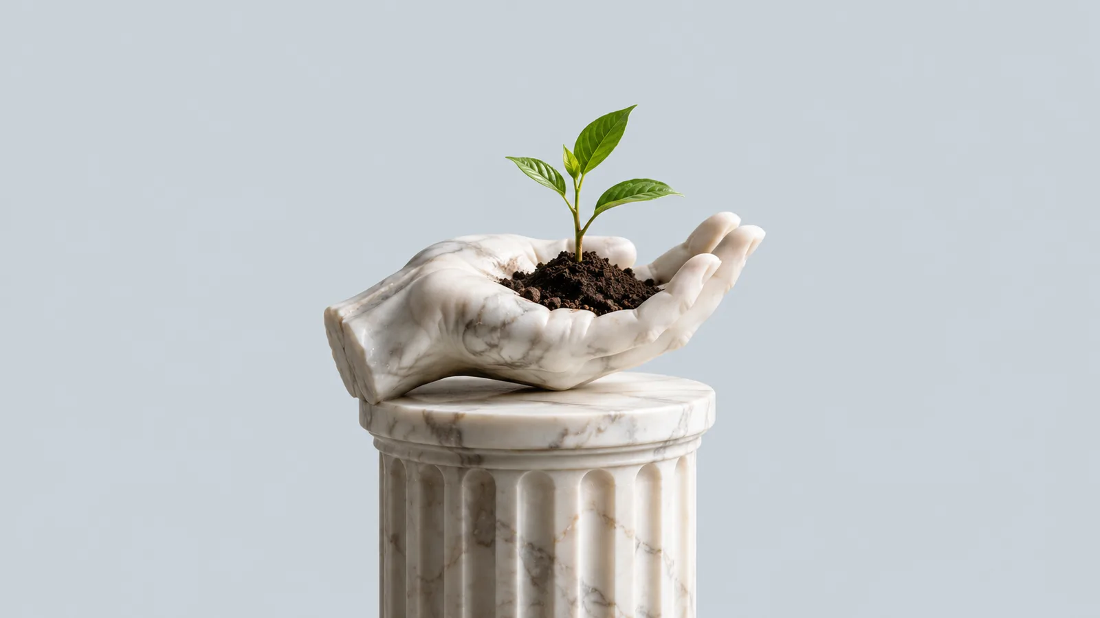 Mano di marmo su una colonna scanalata che regge terra e un germoglio verde
